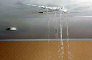 Trace eau au plafond